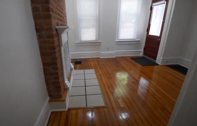 Building Photo - 324 E Whittier St