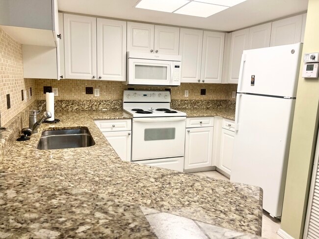 Building Photo - 1100 Crestwood Ct S