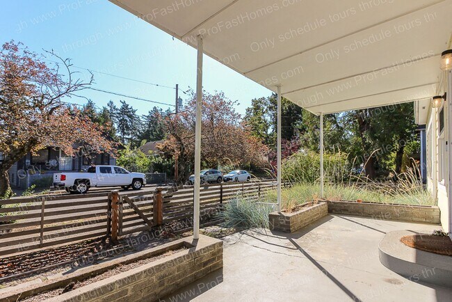 Building Photo - 5527 SE 71st Ave