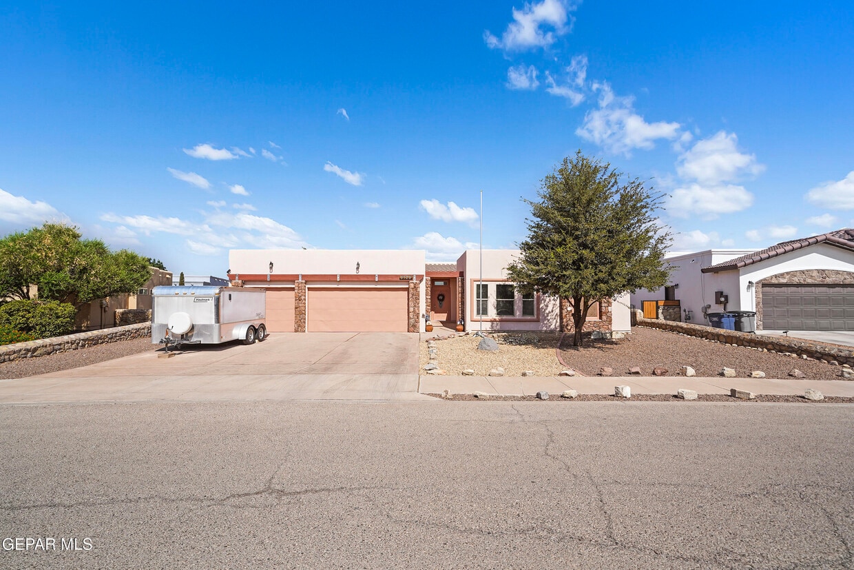 Primary Photo - 5729 Valley Oak Dr