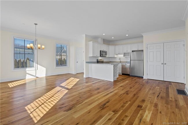 Building Photo - 73 W Main St