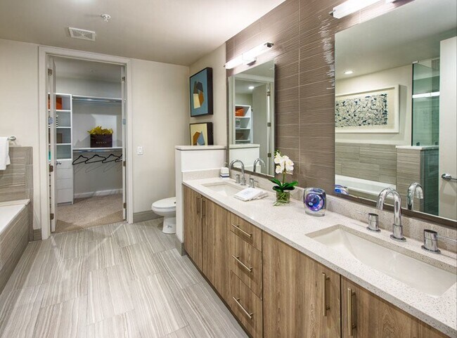 Photo - Live Luxury Near Hermann Park – 1 Month Free! Apartment