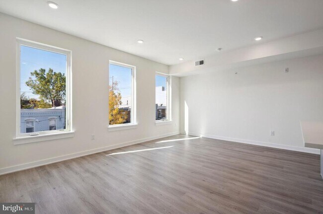 Building Photo - 911 S 51st St
