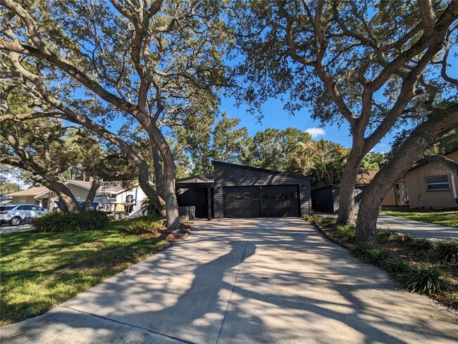 Building Photo - 2257 Lake Dr
