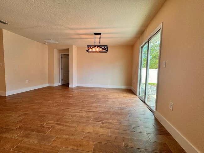 Building Photo - 2488 Beachview Dr