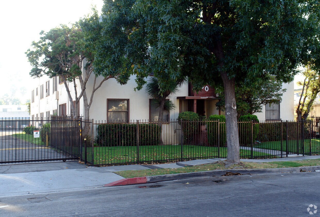 Foto del edificio - 930 N Cedar St