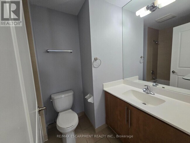Photo du bâtiment - 330 Burnhamthorpe Rd W