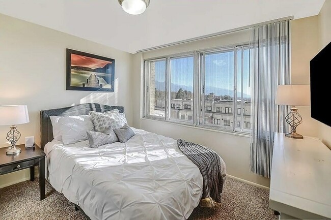 Bedroom with views - Avenue Heights