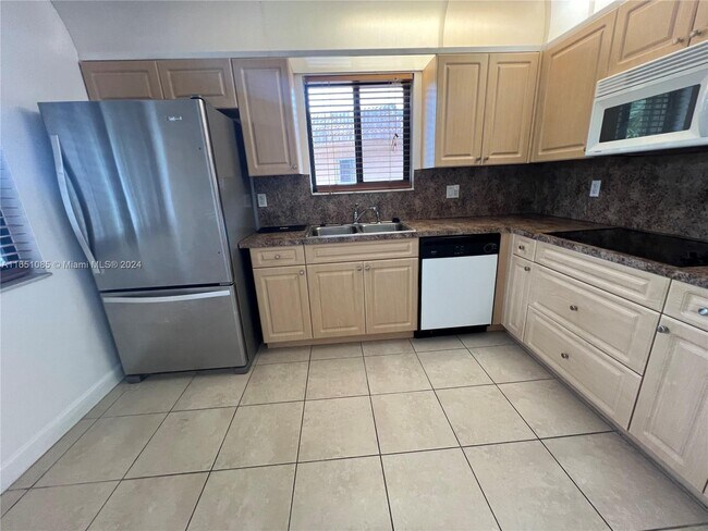Building Photo - 209 Lakeview Dr