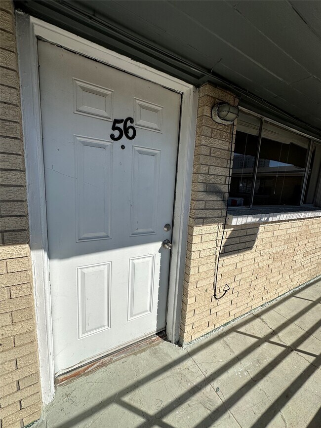 Building Photo - 516 Holiday Dr