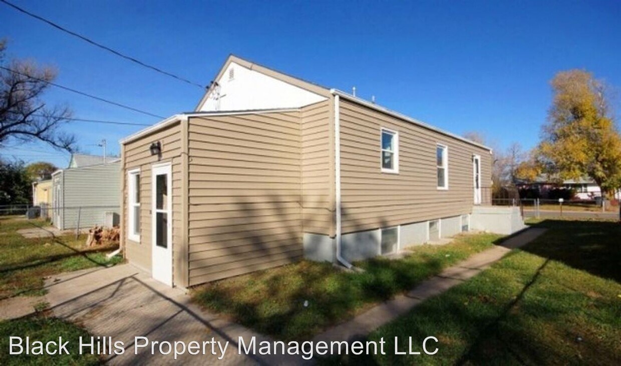 Building Photo - 2 br, 1 bath Apartment - 215 E Monroe St