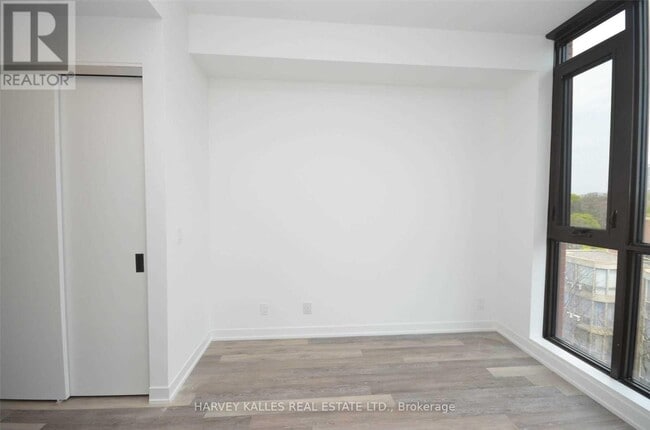 Photo du bâtiment - 2118 Bloor St W