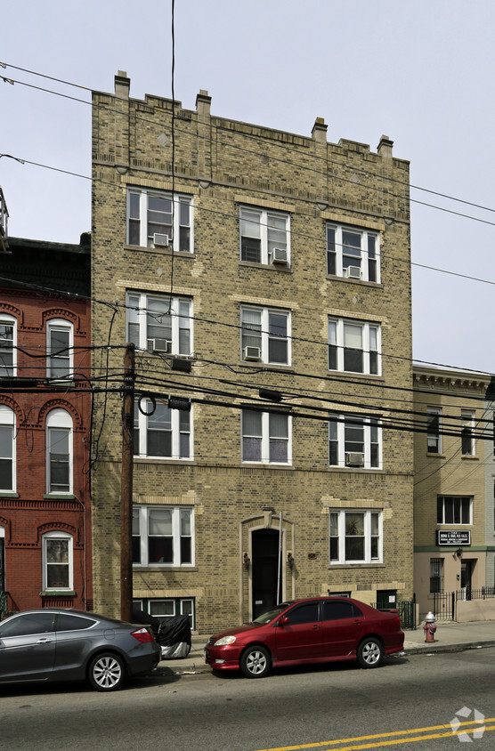 Primary Photo - 141 Palisade Ave