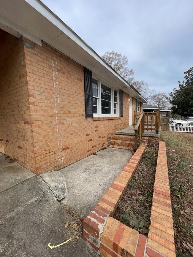 Building Photo - 3 bedroom 1.5 Bathroom