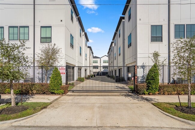 Building Photo - 2806 Grand Fountains Dr