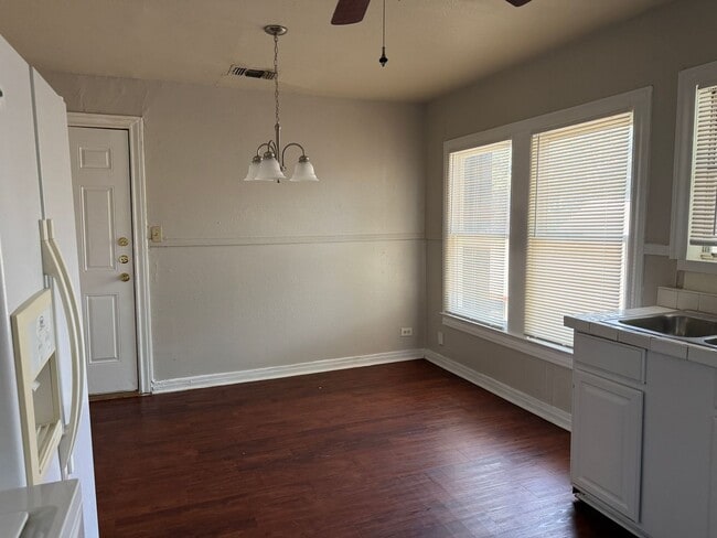 Building Photo - Lovely 1-Bedroom in Mahncke Park