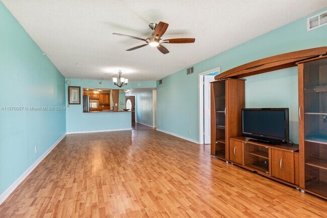 Building Photo - 9811 N Hollybrook Lake Dr