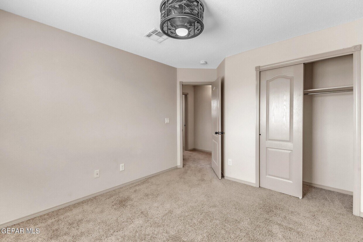 Foto principal - 14330 Woods Point Ave