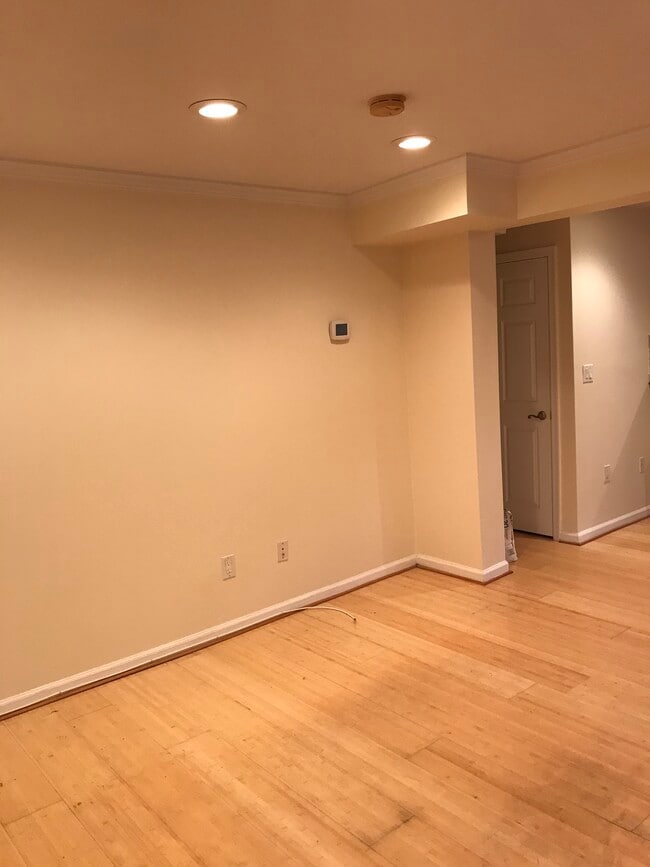 Building Photo - 7527 Maple Ave