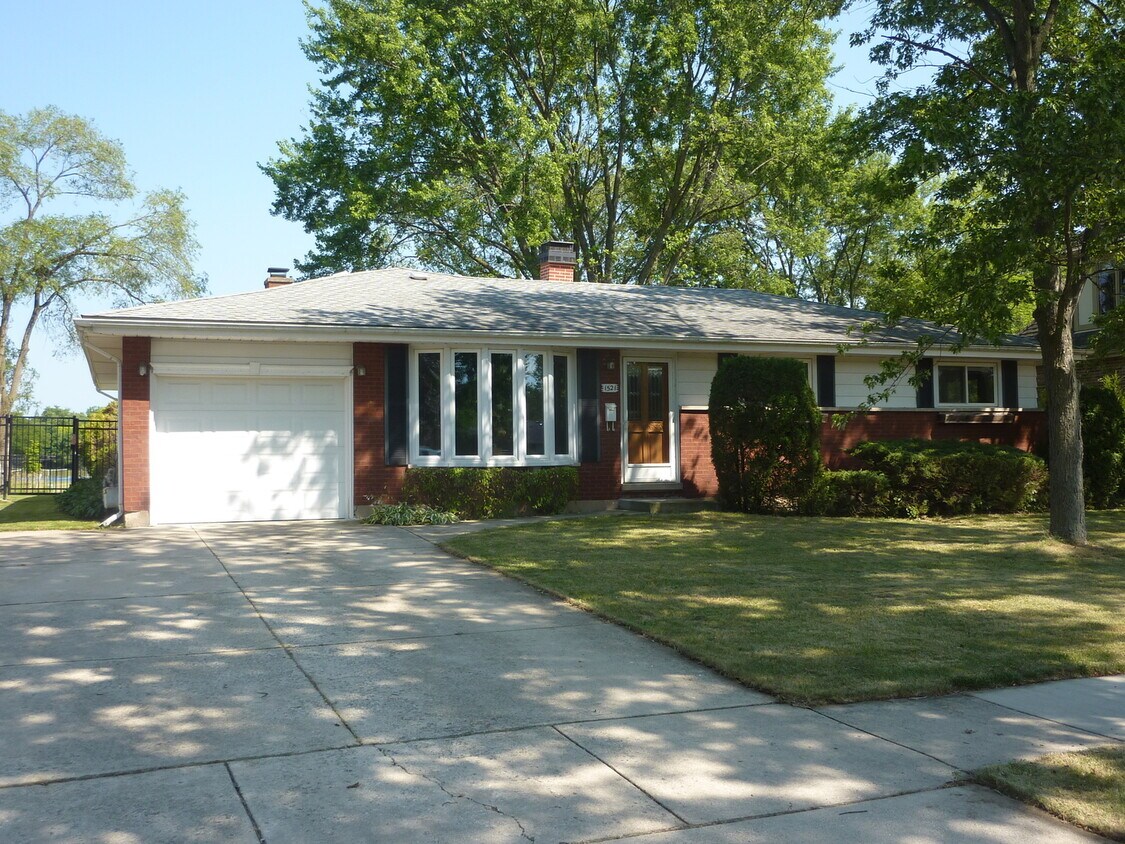 Primary Photo - 1521 N Walnut Ave