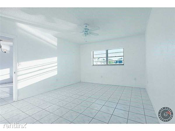 Building Photo - 20111 NE 27th Ct