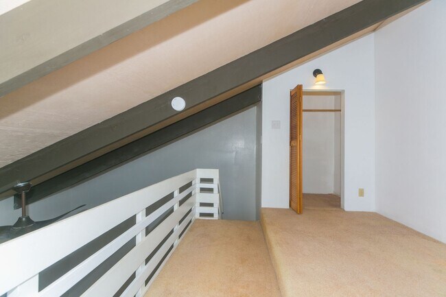 Building Photo - Kealohi Hale 2/loft/1/ 2 parking Townhouse