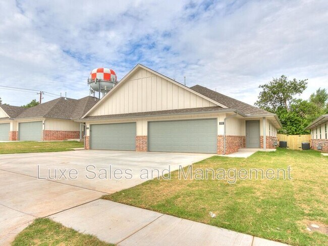 Building Photo - 3703 N Divis Ave