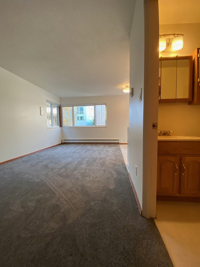Building Photo - 1221 E Olive St