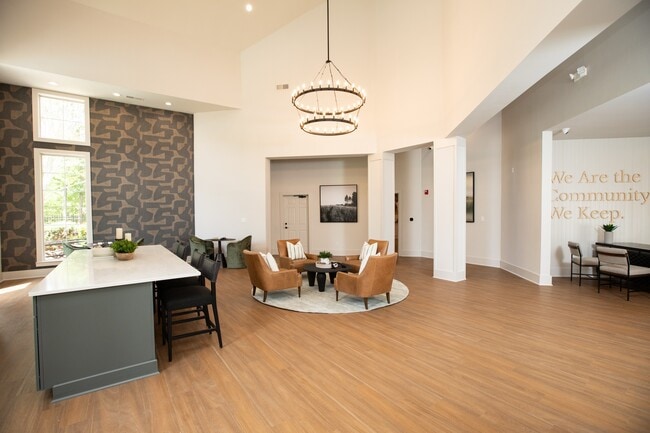 Building Photo - Lakeside Villas