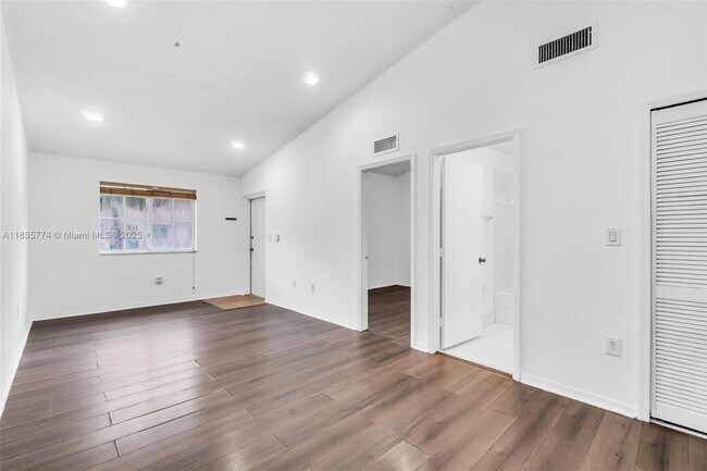 Building Photo - 1251 SE 31st Ct
