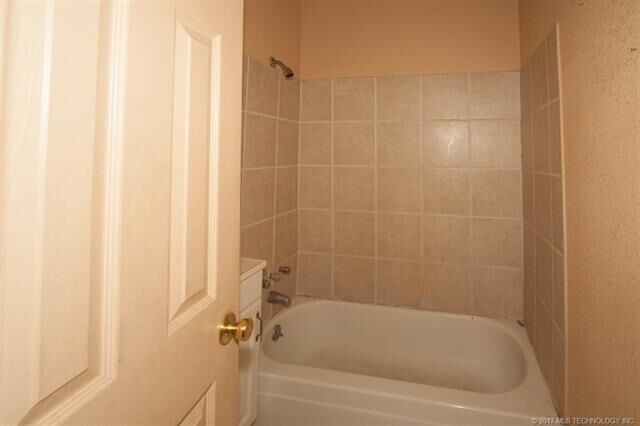 Interior Photo - 1106 E Queen St