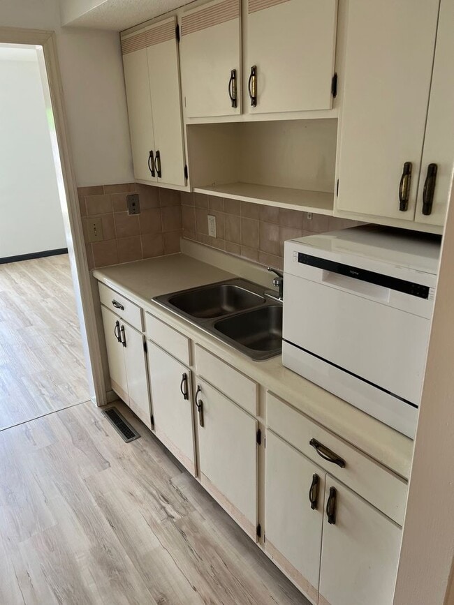 Building Photo - Updated 2 bedroom Condo - Available Now
