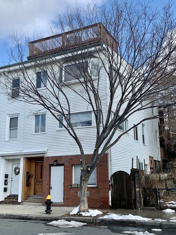 Foto principal - 142 Marginal St