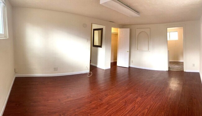 Building Photo - Cute Apartment Downtown
