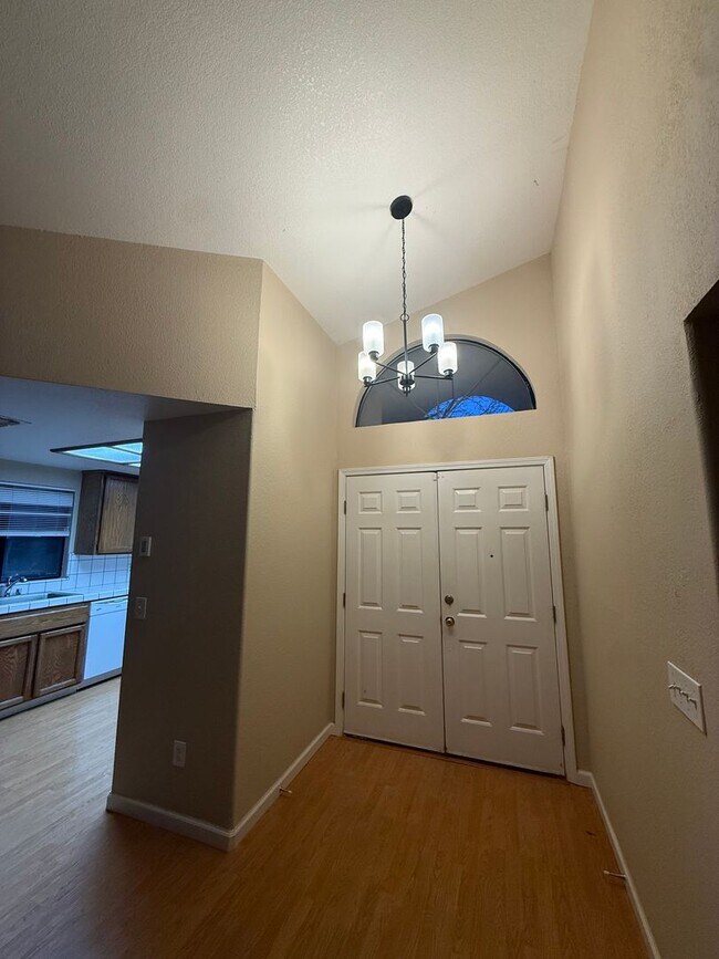 Foto del edificio - 3 Bed| 2 Bath | 1407SF | 2 Car Garage | Single Story | Tenant pays $175 monthly for WS&G