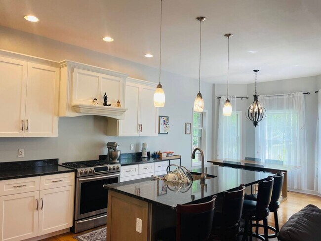 Building Photo - 1055 Oakwood Dr