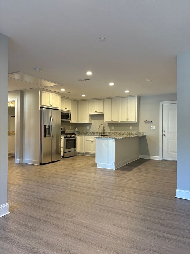 Building Photo - Bright, Spacious 2 bedroom condo in prime ...
