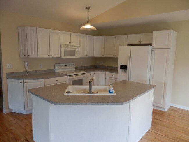 Kitchen - 7325 N Villa Lake Dr
