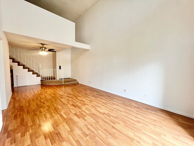Foto del edificio - Spacious 1 Bedroom + Loft Condo in the Lindenwood Building – Bixby Knolls