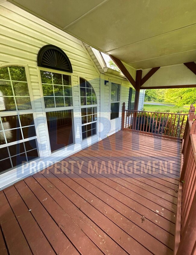 Foto del edificio - Three bedroom, single level home in Old Fo...