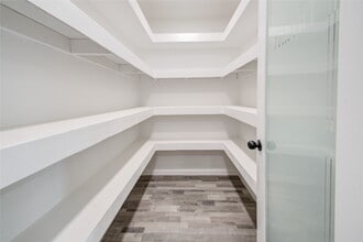 Building Photo - 550 Roanoke Dr