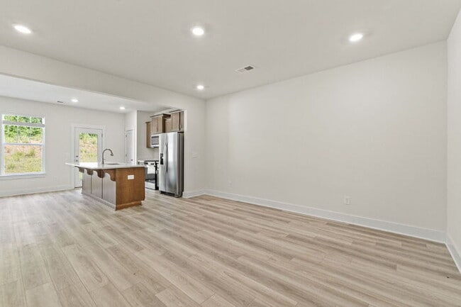 Building Photo - Charming 3-Bed Townhouse with Granite Touc...