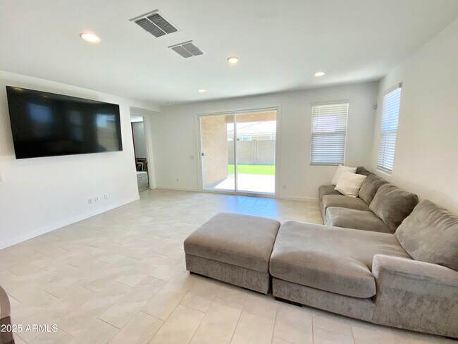 Foto del edificio - 3360 S 155th Ln