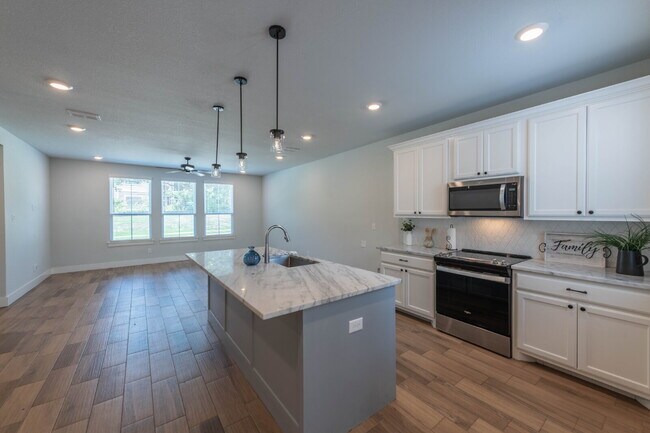 Building Photo - Dreamy Townhome!