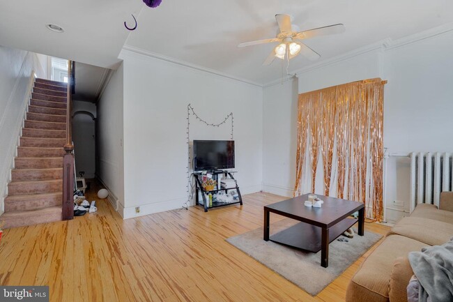 Building Photo - 448 Roxborough Ave