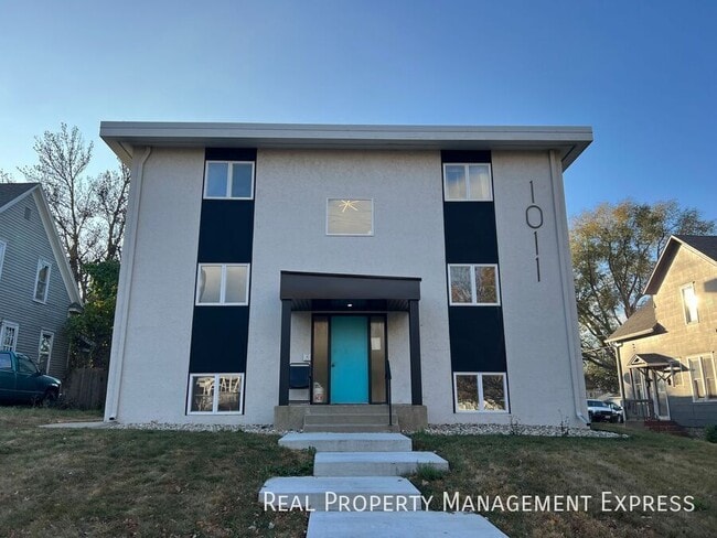 Building Photo - Spacious 2 Bedroom Apartment