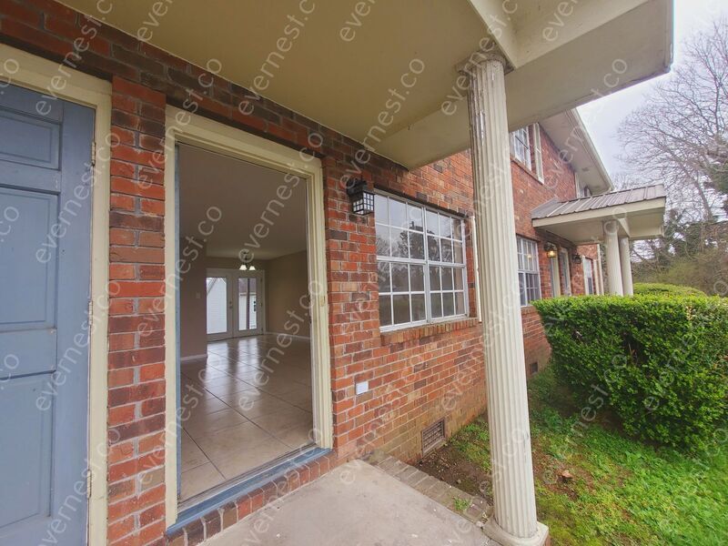 Primary Photo - 304 Simmons St W