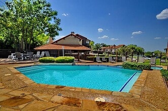 Building Photo - 2610 Lakehill Ln
