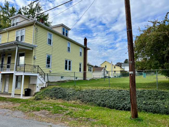 Building Photo - 127 Walnut St