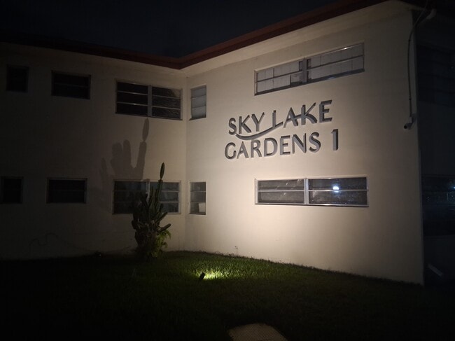 Foto del edificio - 1605 NE Miami Gardens Dr